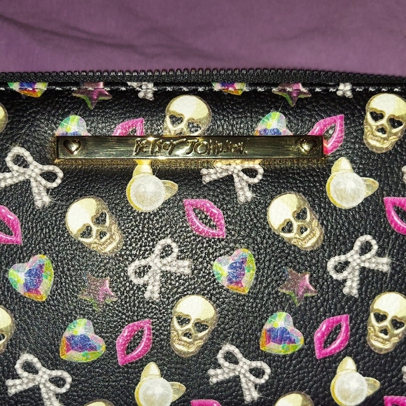 Betsey Johnson Skull &Lip & Bow Print. Full Size Zipper Wallet & Wrist Strap - Picture 8 of 12